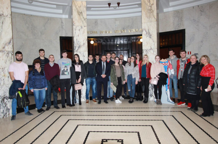 Tomislav-Vuic_HPB,_sa_studentima_ EFZG_EMW-2018 Financijsko popodne s Tomislavom Vuićem