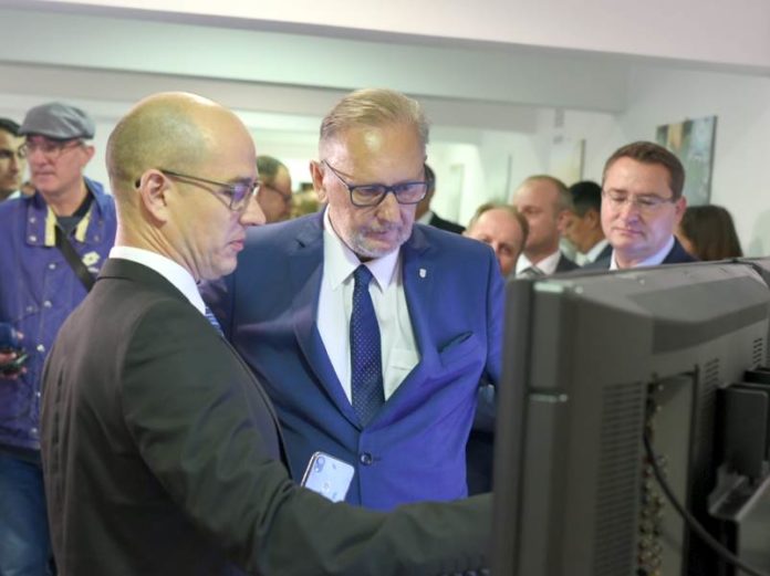 Kresimir_Vidovic_pojasnjava_ministru_Bozinovicu_mogucnosti_laboratorija Laboratorij za znanost o podatcima u prometu i logistici