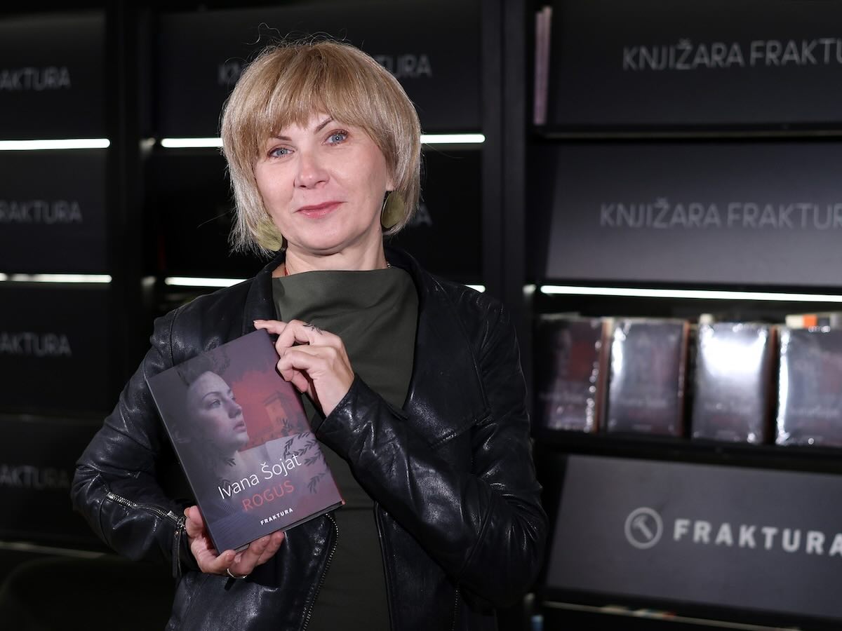 Književnica Ivana Šojat; foto Anto Magzan; izvor fraktura.hr Književnica Ivana Šojat; foto Anto Magzan; izvor fraktura.hr; Serijal Brucoši u srednjim godinama