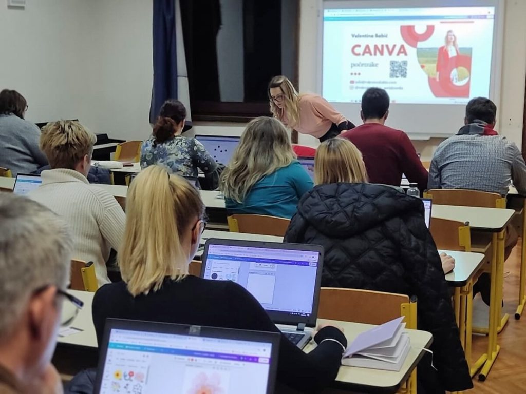 Valentina Babić drži edukaciju iz Canve na Pučkom otvorenom učilištu Buje