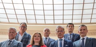 regulatorna tijela Gornji red: Josip Popovac (AEM), Nikola Vištica (HERA), Zdravko Vukić (AZOP), donji red: Tonko Obuljen (HAKOM), Mirta Kapural (AZTN), Boris Vujčić (HNB) i Ante Žigman (HANFA); izvor HNB