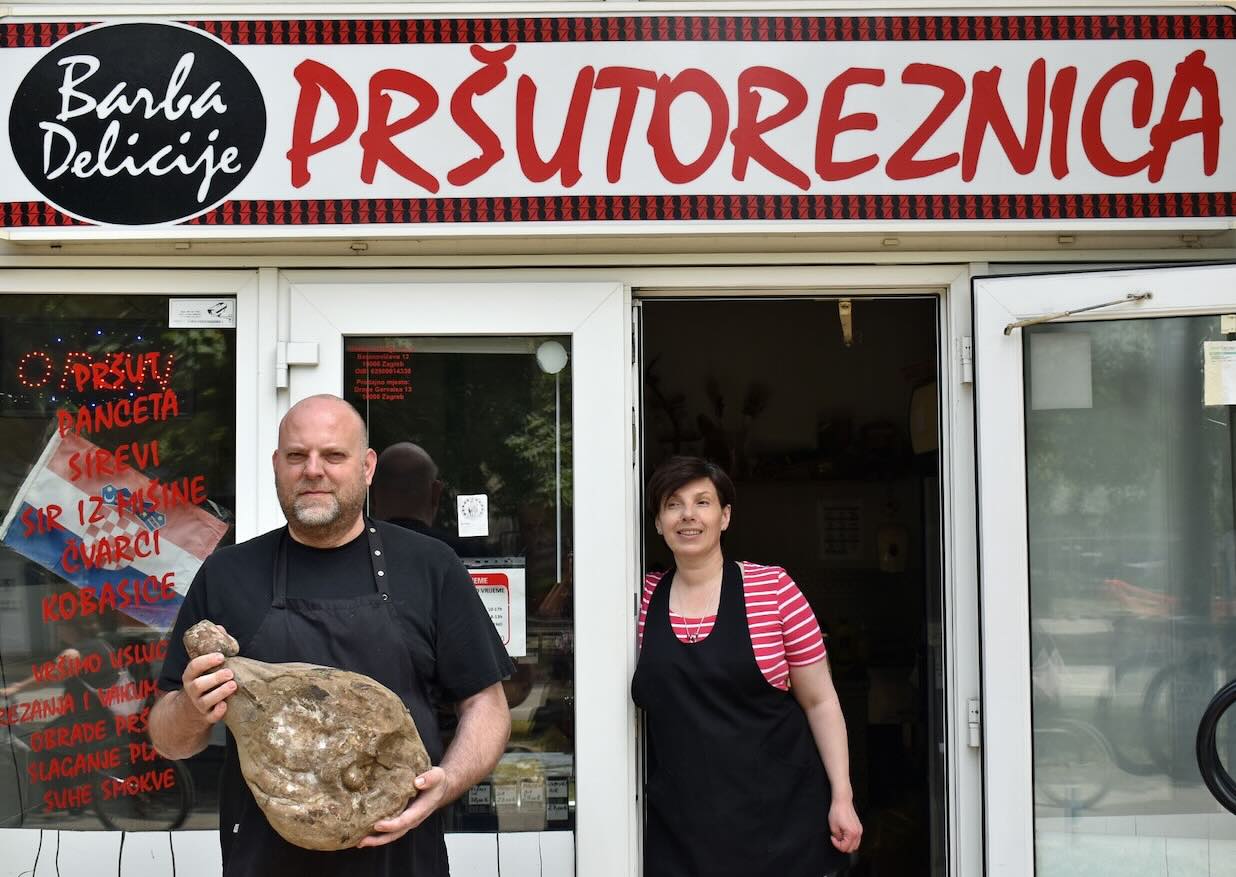 Barba Delicije naslovna_ Branimir Pivac i Inga Pejčinović ispred trgovine Barba Delicije