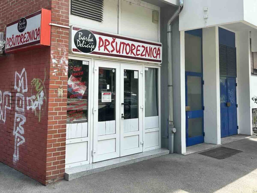 Trgovina Barba Delicije nalazi se u Ulici Drage Gervaisa u zagrebačkom naselju Špansko