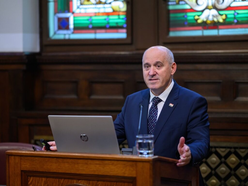 Branko Bačić, potpredsjednik Vlade i ministar prostornoga uređenja, graditeljstva i državne imovine; izvor HGK