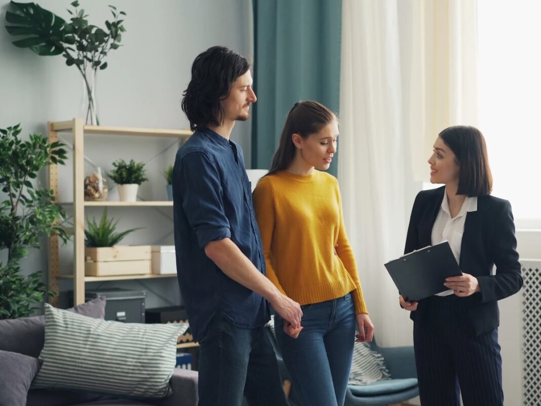agent za nekretnine u pokazivanju stana pexels 1200x900 Agent za nekretnine u pokazivanju stana; foto pexels.com