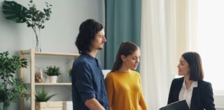 Kako su društvene mreže promijenile tržište nekretnina: Od oglasa do algoritma Agent za nekretnine u pokazivanju stana; foto pexels.com